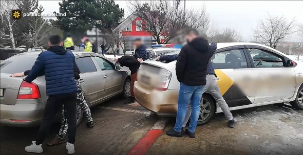 4 indivizi au fost reținuți de polițiștii sectorului Botanica, cu droguri asupra lor în valoare de 200 000 lei